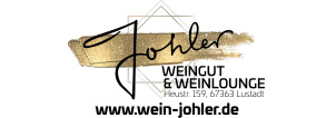 Weißes Logo mit goldenem Pinselstrich und stilisierter Handschrift "Johler", Internetadresse unten.