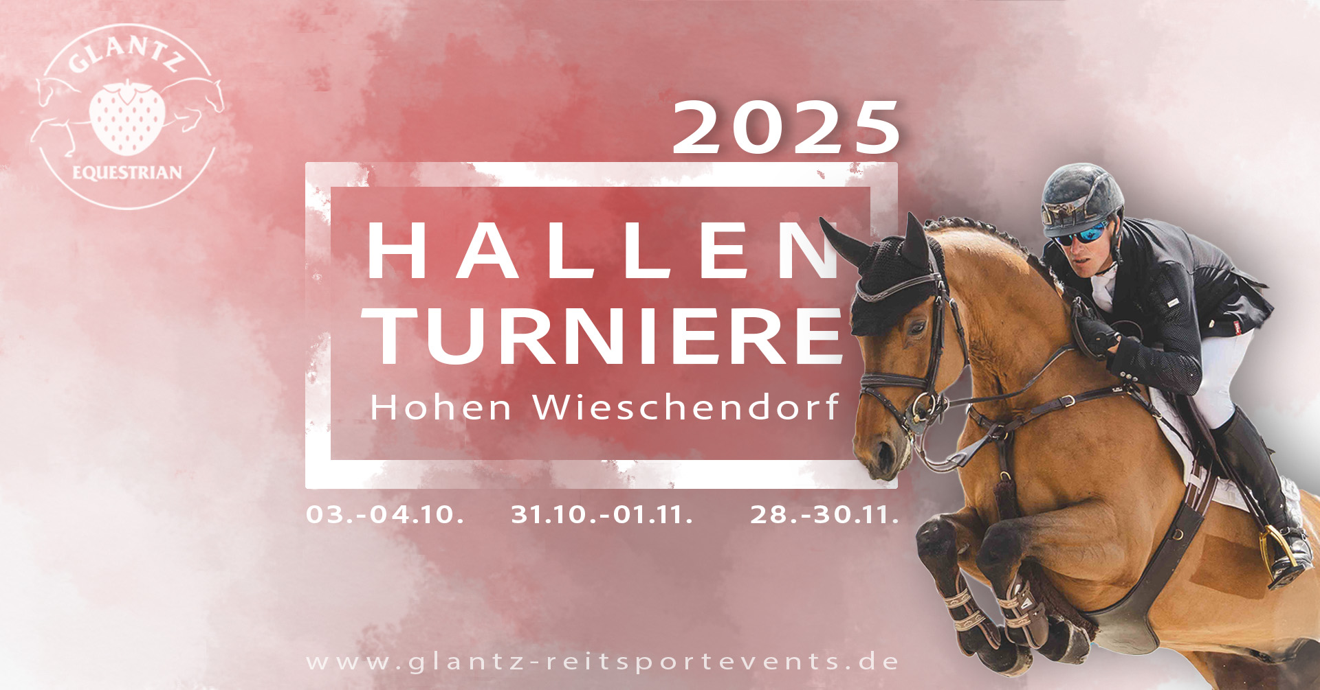 Ein Reiter springt mit einem braunen Pferd bei einem Turnier in der Halle.