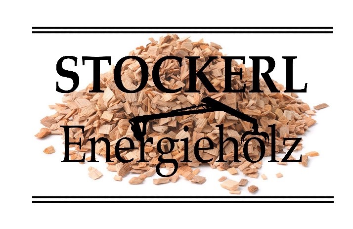Ein Haufen hellbrauner Holzschnitzel mit schwarzem Schriftzug Stockerl Energieholz
